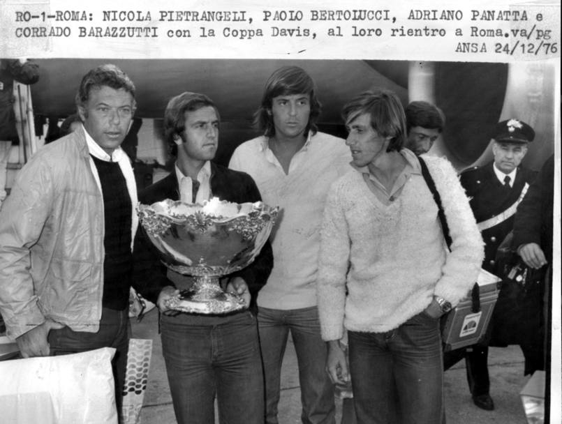 Nicola Pietrangeli, Paolo Bertolucci, Adriano Panatta e Corrado Barazzutti al loro rientro in Italia con il trofeo della coppa Davis 1976 conquistata in Cile (Ansa)